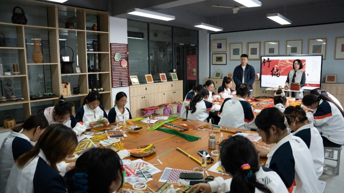 为非遗“添彩”，为青春“赋能”：江苏建院的文化育人新实践